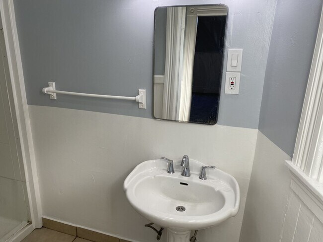 Building Photo - 2 Bedroom, 1 Bath Plus Office