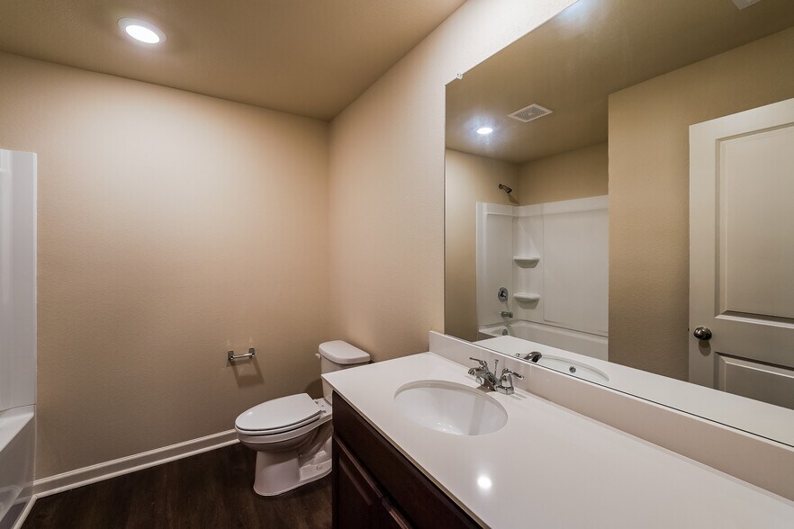 Building Photo - 525 Clover Cir