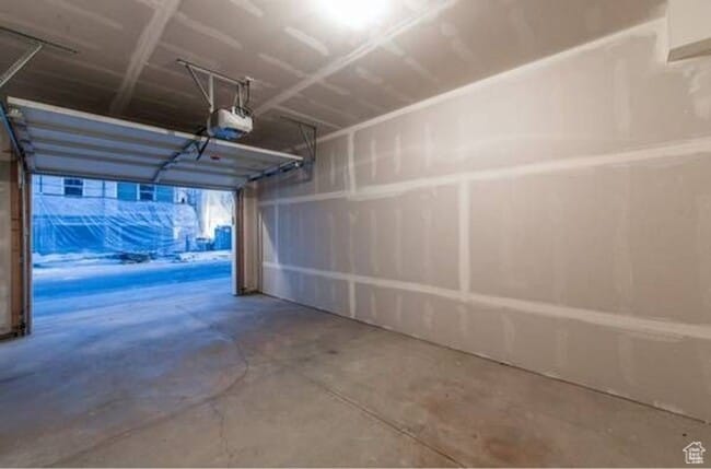 Building Photo - Modern 3 Bed / 2 Bath Condo in Amenity-Ric...