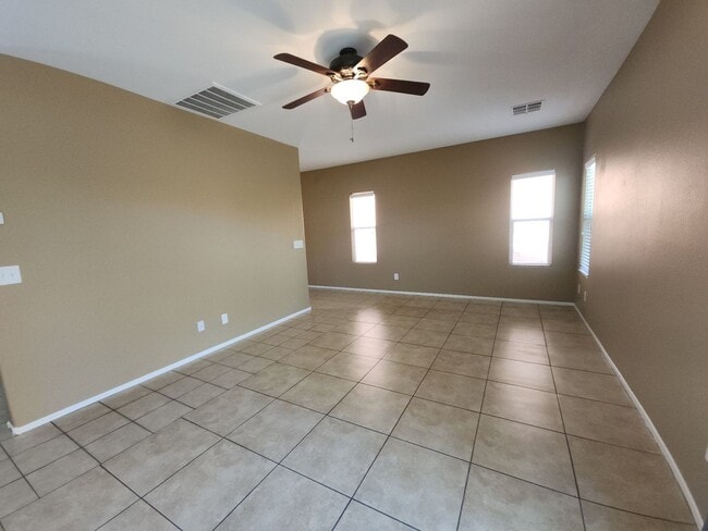 Building Photo - Beautiful detached home with fully fenced back yard.