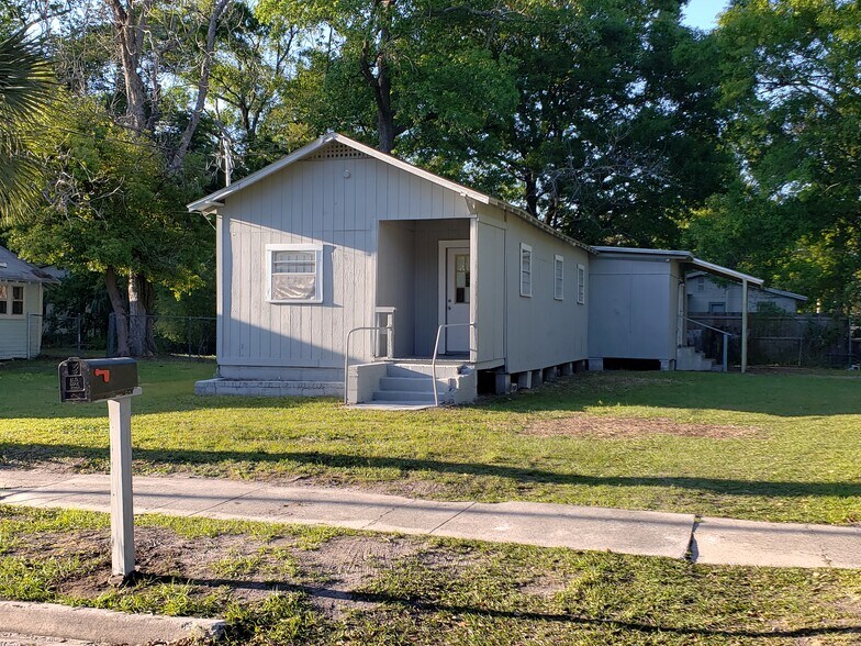 Welcome Home. - 1717 W. 20th St. Apt. 1