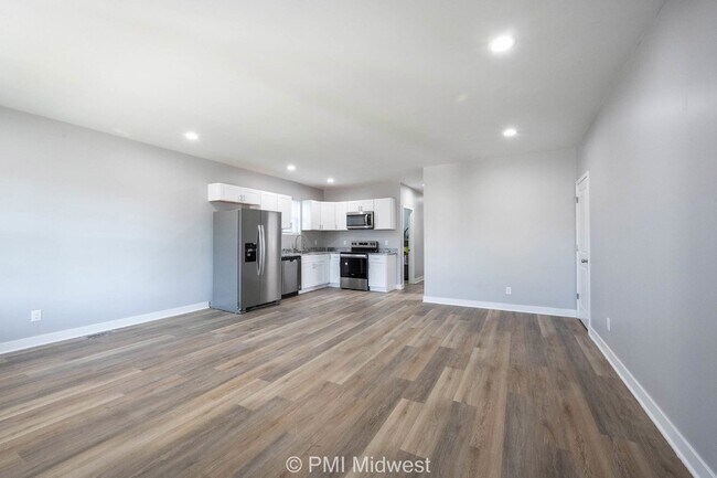 Building Photo - "Spacious 3-Bedroom Duplex with Granite Charm in Indianapolis – 1250 Sq Ft of Modern Living!"