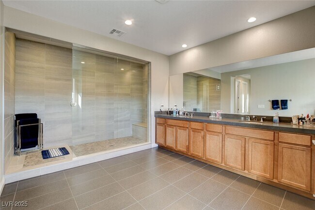 Building Photo - 2567 Speyburn Ave