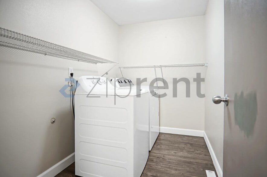 Building Photo - Unit