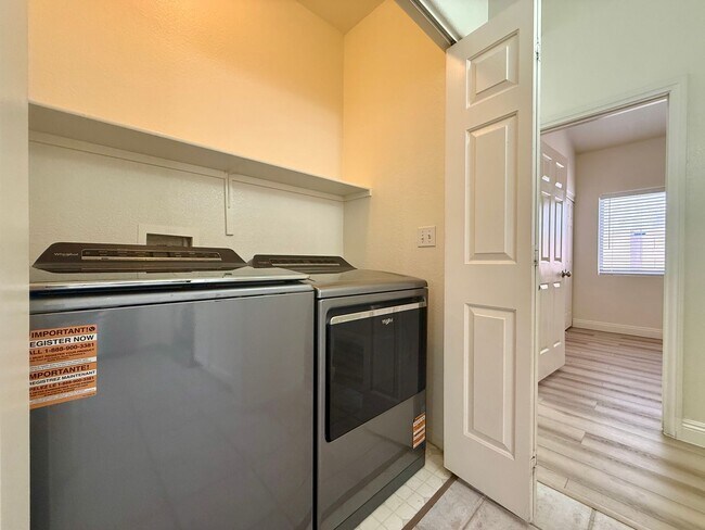 Building Photo - Beautiful open concept remodeled 3 bedroom...