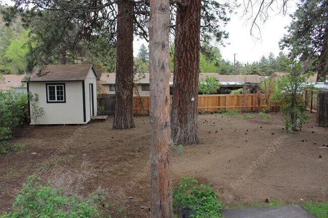 Building Photo - Historic Midtown Bend Gem with Detached St...