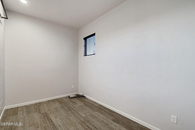 Building Photo - 4016 Camelot Heights Dr