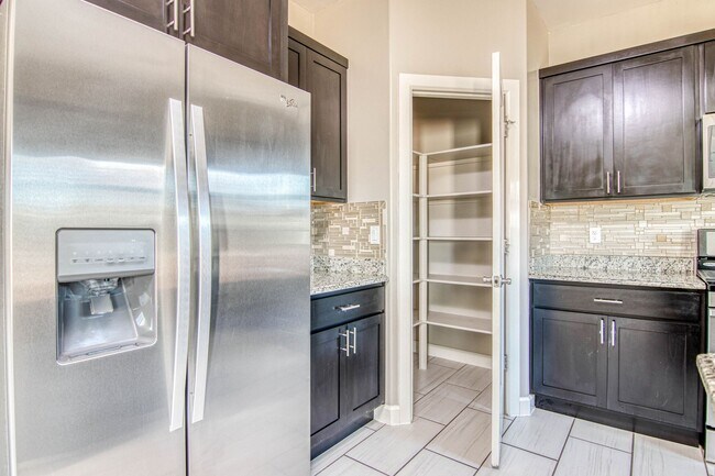 Building Photo - Furnished Eastside Beautiful 3 bed/2 baths for RENT Utilities & Wi-Fi INCLUDED