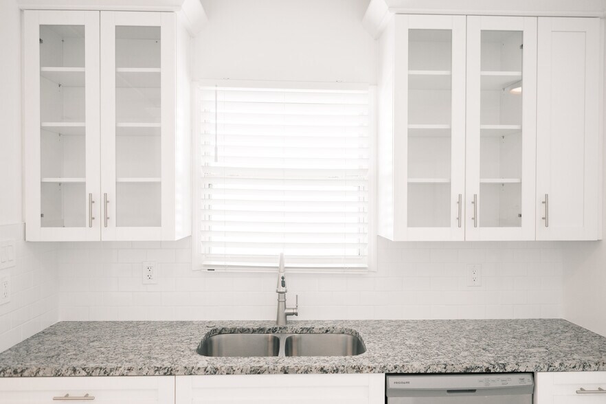 Building Photo - 902 W Columbus Dr