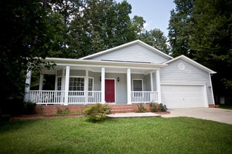 Building Photo - Spacious 3-Bedroom Ranch with Versatile Living Spaces and Modern Comforts