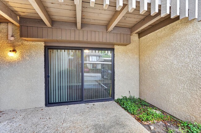 Building Photo - Las Colinas Area