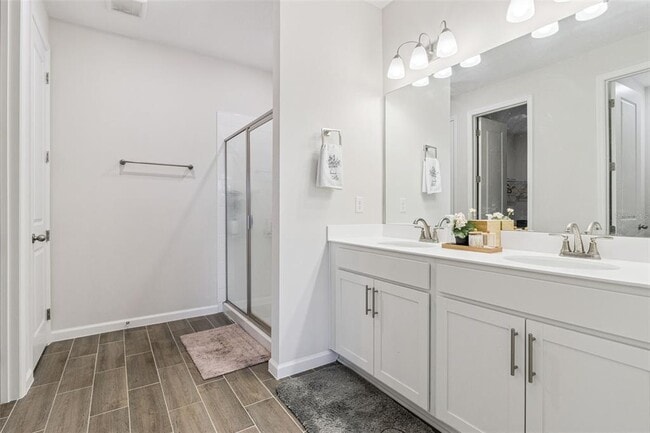 Building Photo - 654 Heritage Sq Dr