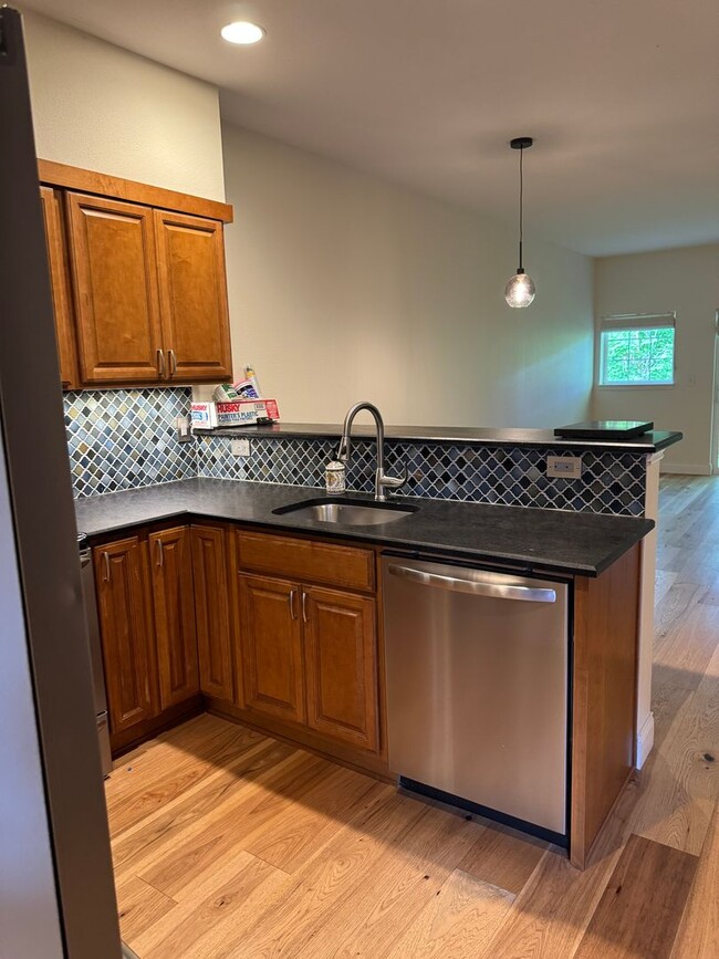 Building Photo - Gorgeous Townhome with W/S/G AND Gas!