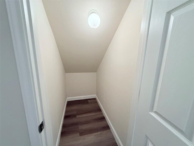 Building Photo - 26430 Richwood Oaks Dr