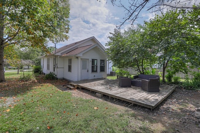 Building Photo - 308 Elm Ave