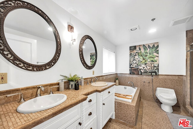 Building Photo - 871 Granville Ave