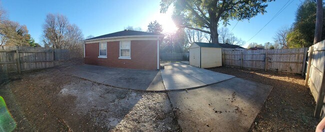 Building Photo - Clean 4 Bedroom Ready For Rent