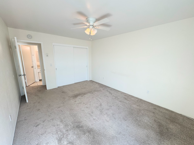 Building Photo - Bright and Spacious Downstairs Condo Minut...