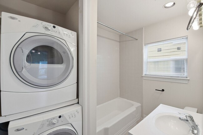 Building Photo - 2513 Shakespeare St