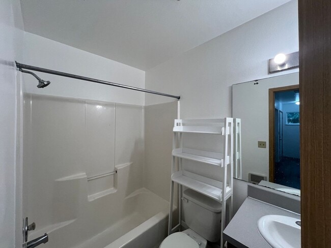 Building Photo - 4 Bed 2 Bath 2 Car Garage Unit Close to WWU and Fairhaven