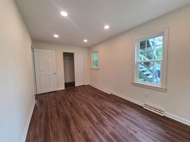 Building Photo - 5 Beaver Brook Rd