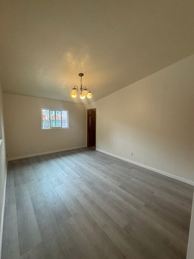 Building Photo - Spacious 4Bed/3Bath House Home in El Cerrito!