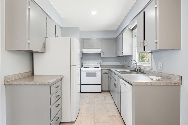 Building Photo - 3-Bedroom West Asheville Ranch with Bonus ...