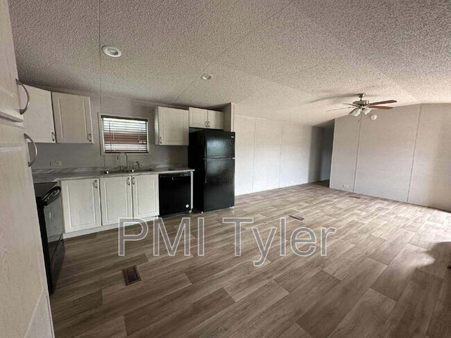 Building Photo - 160 Maple Grove St