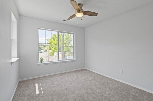 Building Photo - Lovely 3-bdrm/2-bath thin house in Portsmouth. Fenced backyard w/ deck, 1-car garage