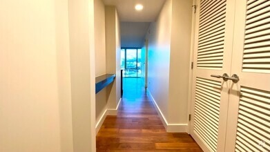 Building Photo - Available NOW - 1 BED/1 BATH w/1 PRKG in h...