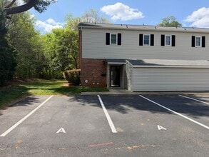 Building Photo - End unit townhouse in South Park
