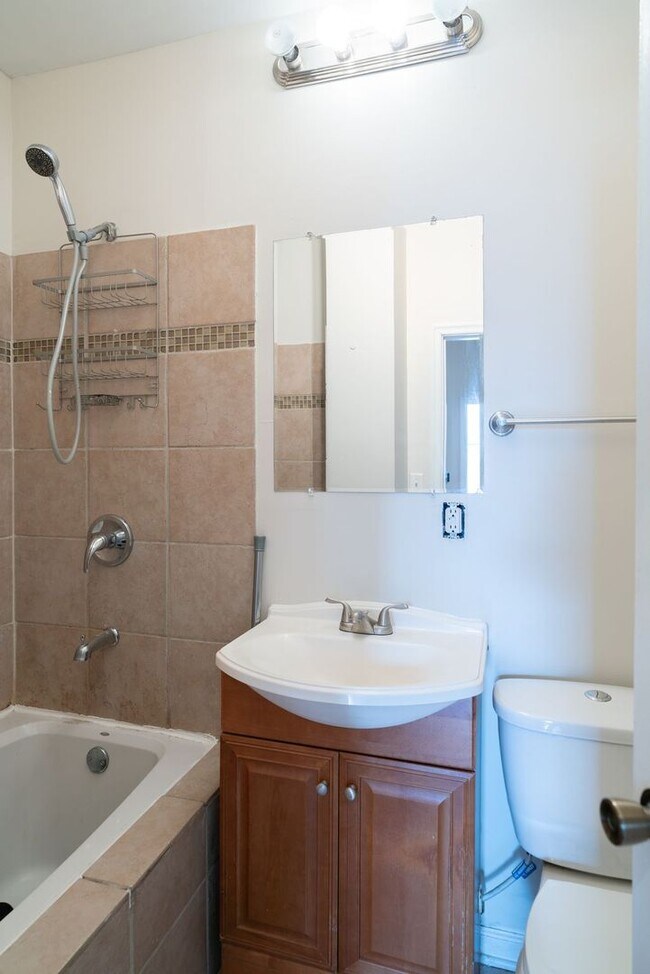 Building Photo - 1422 Christian St