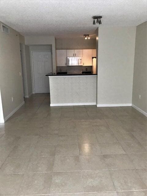Building Photo - 630 S Sapodilla Ave