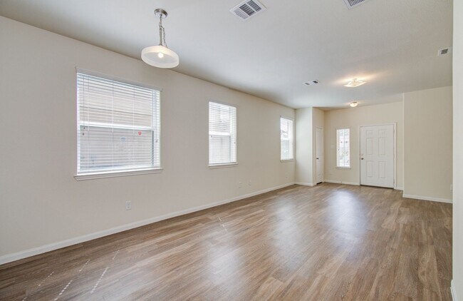 Building Photo - Open Layout & Large Backyard in Houston’s Evergreen Villas – 3 Beds, 2½ Baths