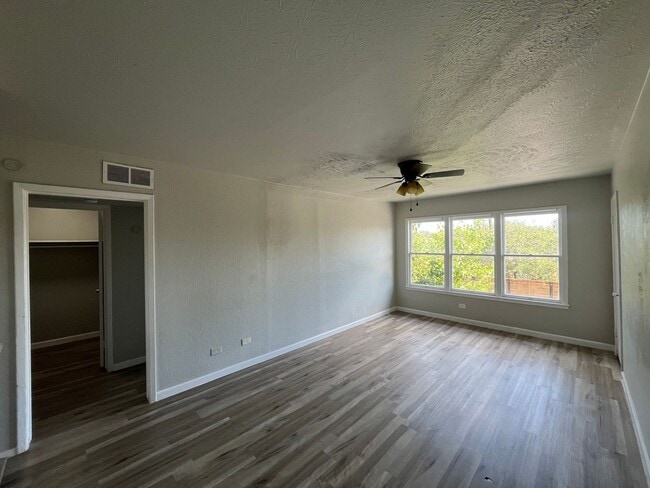 Building Photo - Second Story One Bedroom with Water Paid