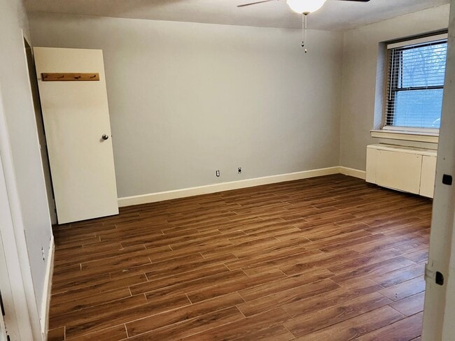 Building Photo - Updated first floor 1BR condo on Bardstown...