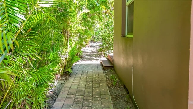 Building Photo - 1419 NE 4th Ct