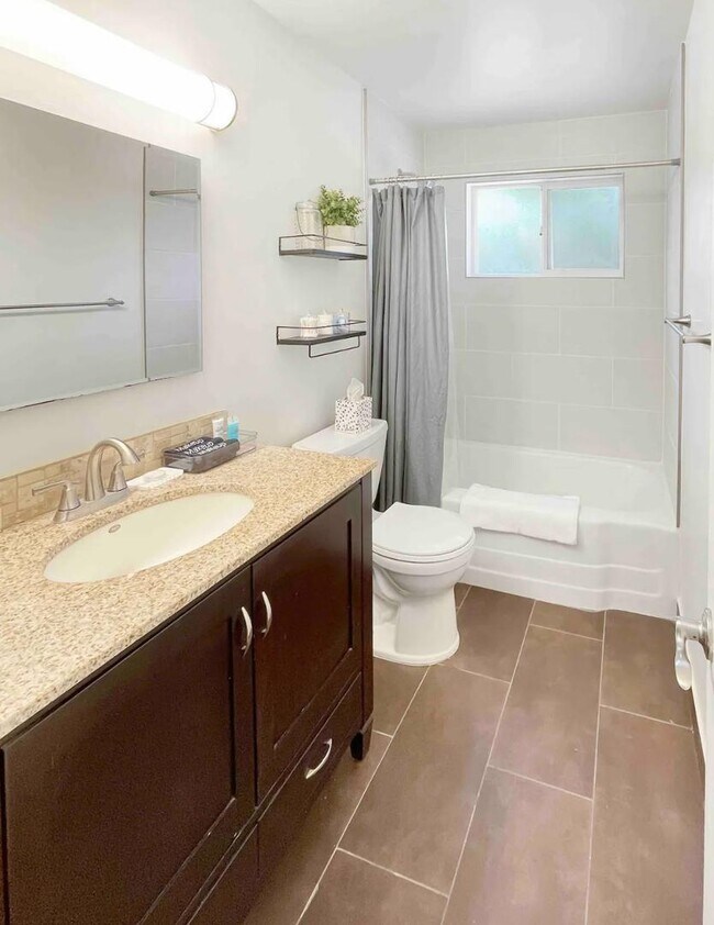 Building Photo - 6558 E 2nd St