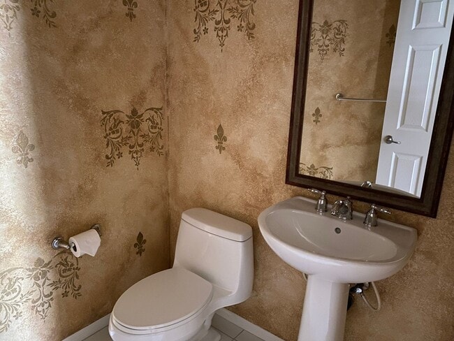 Building Photo - Beautiful Townhouse in Escala