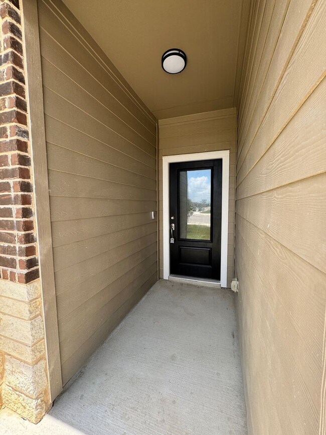 Building Photo - Modern Comfort & Style in This 2022-Built ...