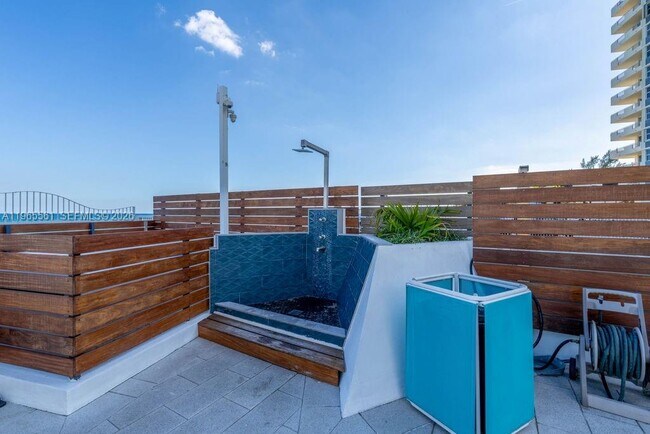 Building Photo - 3140 S Ocean Dr