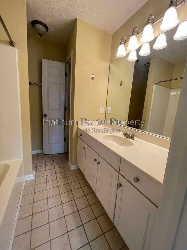 Building Photo - 810 Camelon Ct
