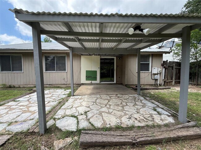 Building Photo - 1109 Village Green Dr