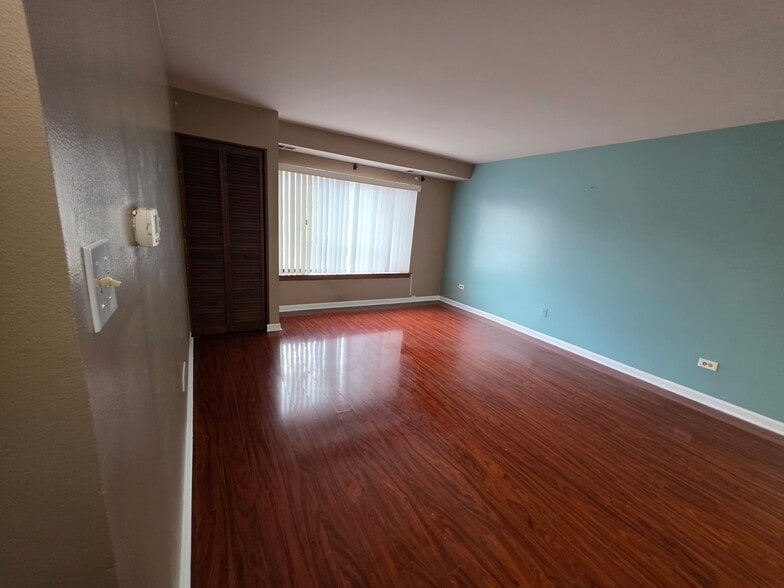 Living Room - 8901 S Roberts Rd