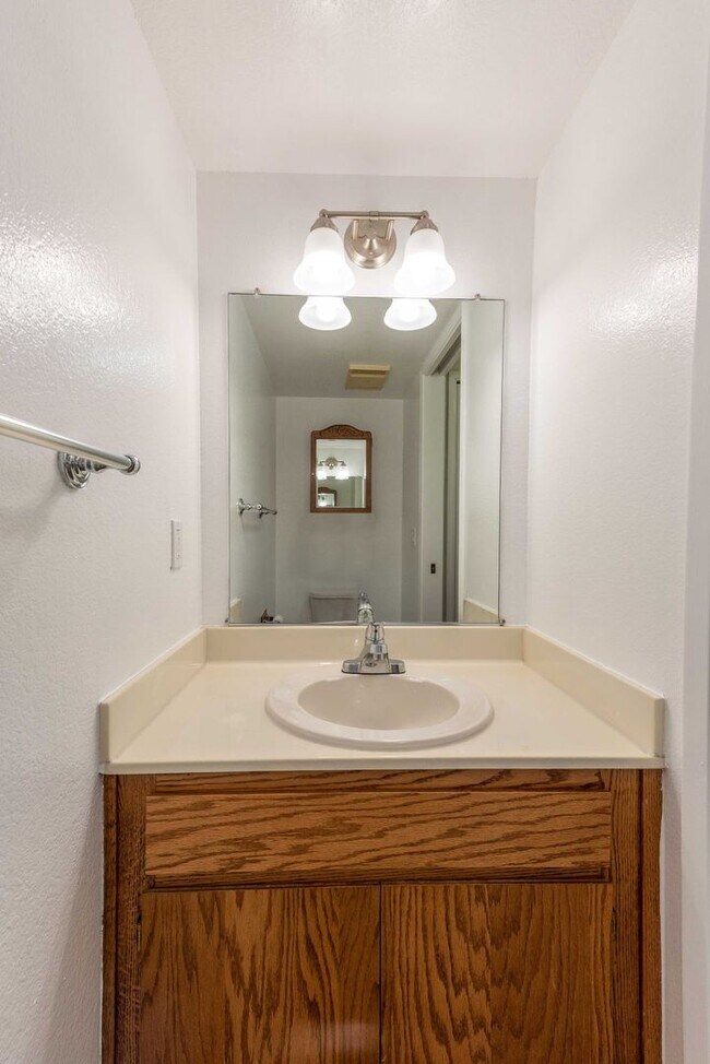 Building Photo - Westland Estates 2 Bedroom 2.5 Bathroom Condo