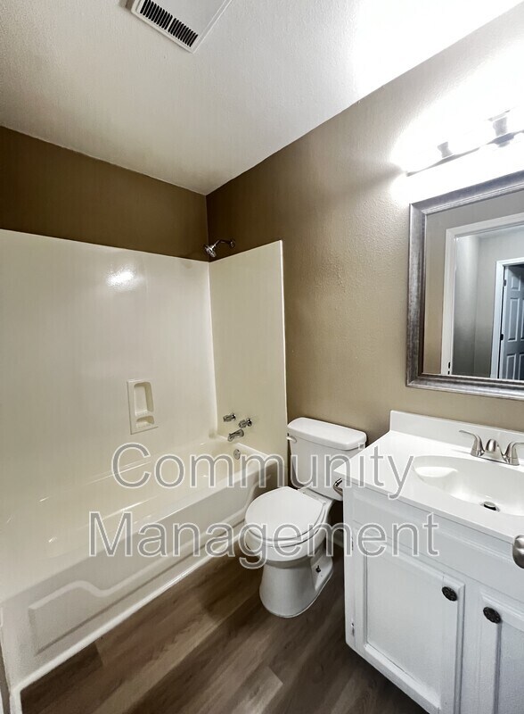 Building Photo - 2150 N Sherwood Forest Dr