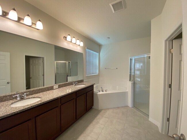 Building Photo - 5 bedroom 3.5 Bath House on Oakland Trails, Easy Turnpike Access No Rear Neighbors