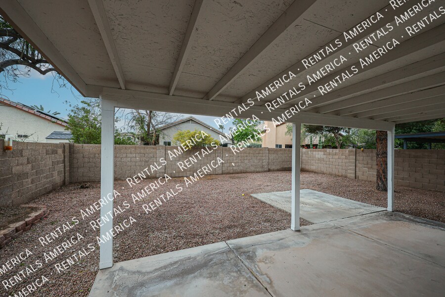 Building Photo - 2517 W Sheffield Ave