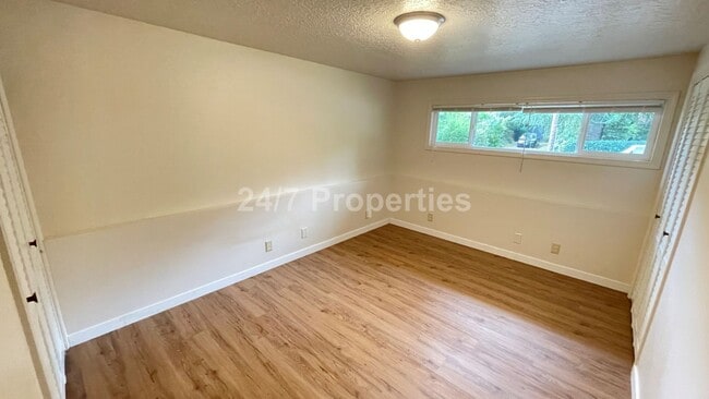 Building Photo - Beautiful 4 BD | 2 BA Corner Lot Home - Mi...