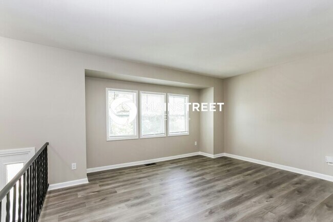 Building Photo - 3 Bedroom Pet-Friendly Home in Columbus, OH with Main Street Renewal
